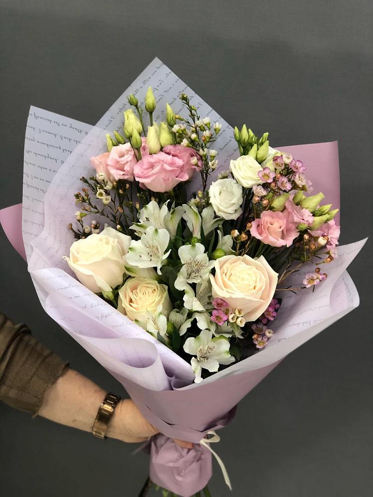 Букет цветов из: Альстромерии, Розы и Лизиантусы в Земетчино