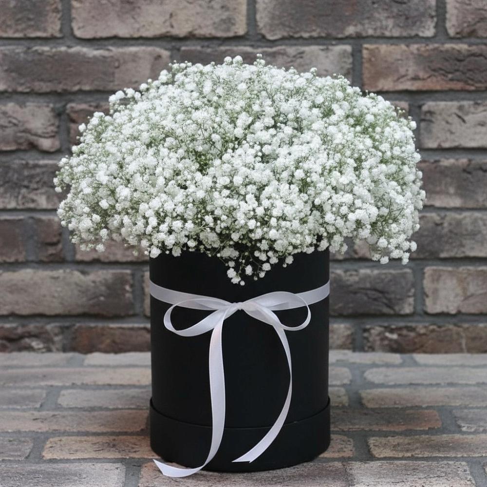 Цветочная композиция из Гипсофила в шляпной коробке в Земетчино