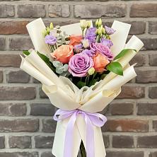 Букет цветов из:  Лизиантусы и Розы в Земетчино